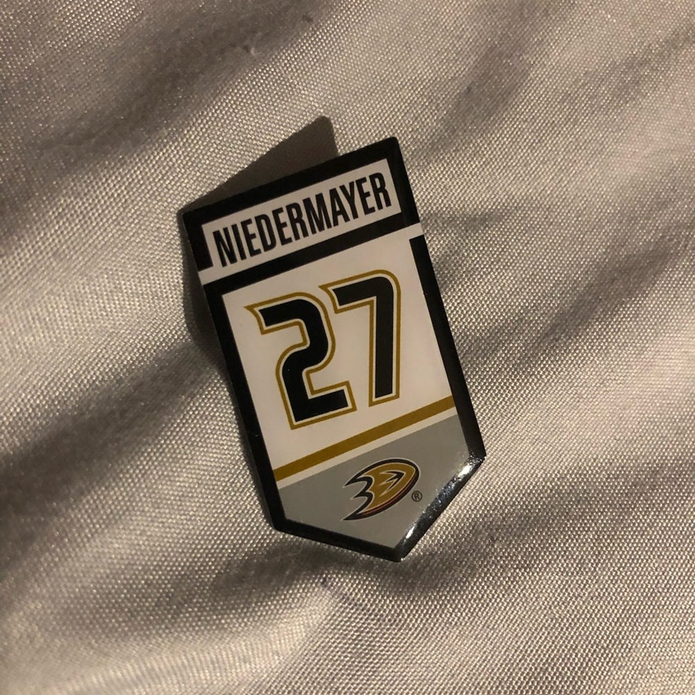 Anaheim Ducks Scott Niedermayer retirement pin